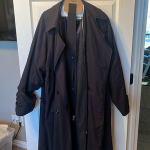 London fog men’s trench coat. Black 44l.
